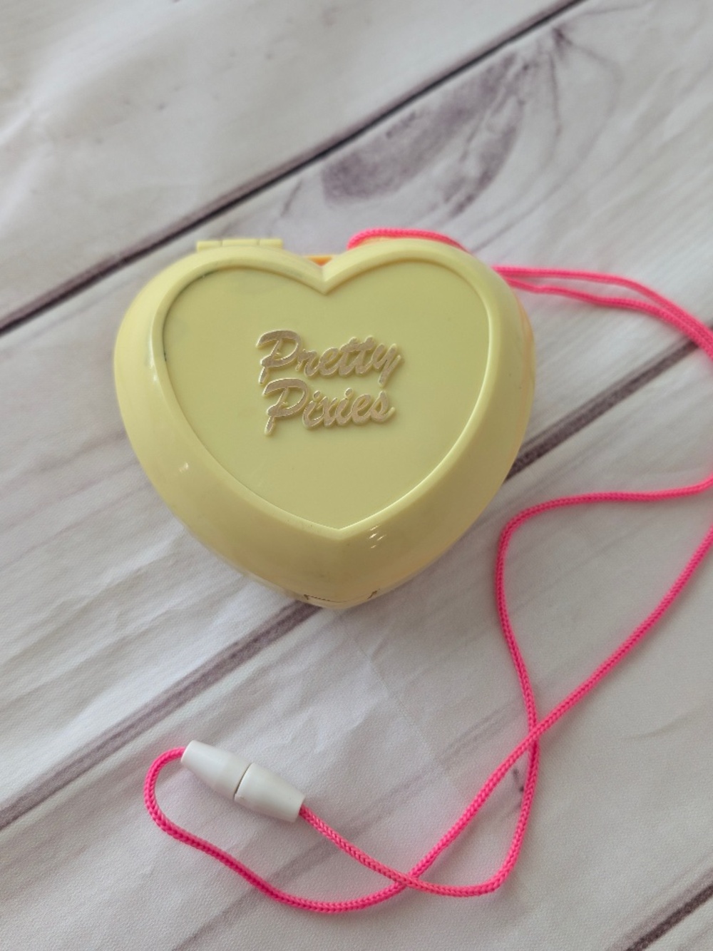 Pretty Pixies Locket Dog Show Yellow Heart Compact Polly Pocket Style Playset